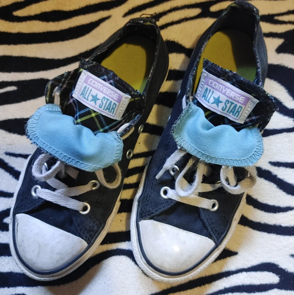 Kid's black low top Converse with double tongue